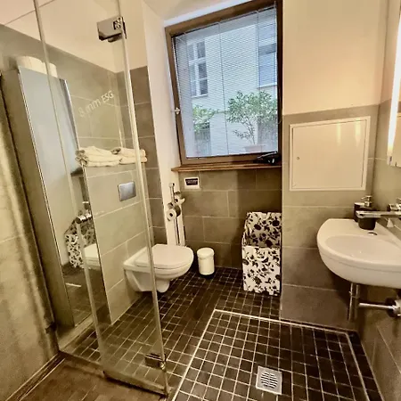 Im Nollendorfkiez, 2 Zimmer, Küche, Bad, Berlin
