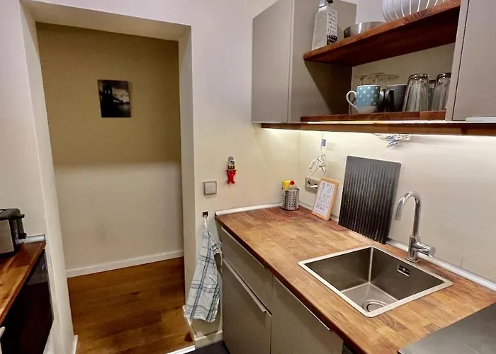 Im Nollendorfkiez, 2 Zimmer, Küche, Bad,